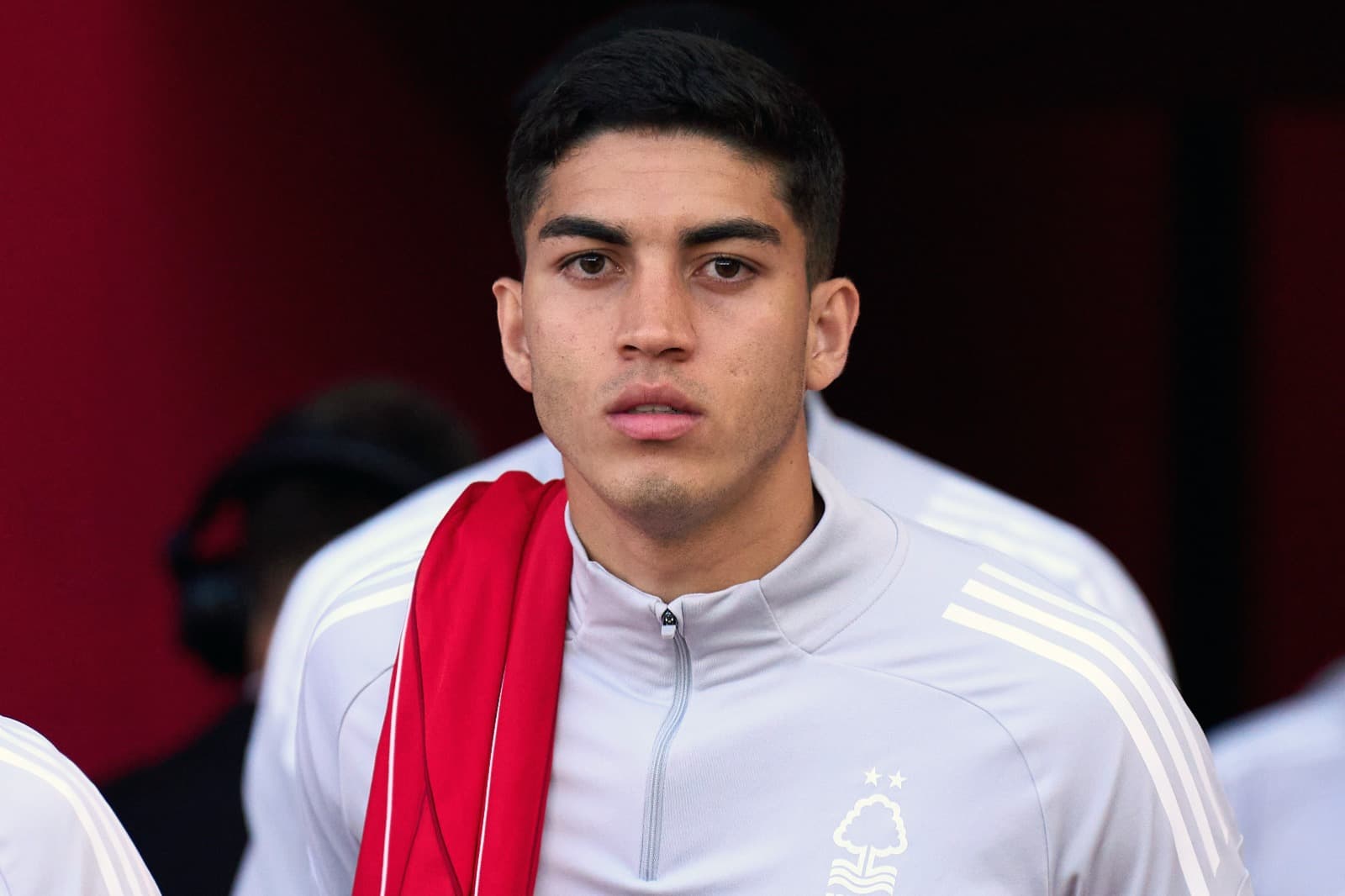 Jair Cunha entra em campo de casaco e camisa do Nottingham Forest no ombro