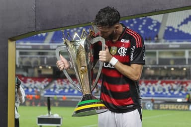 Léo Pereira beija troféu da Supercopa do Brasil 2025