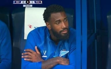 Gerson em partida do Zenit sentado no banco
