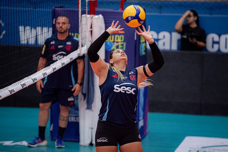 Giovana faz levantamento em treino do Sesc Flamengo