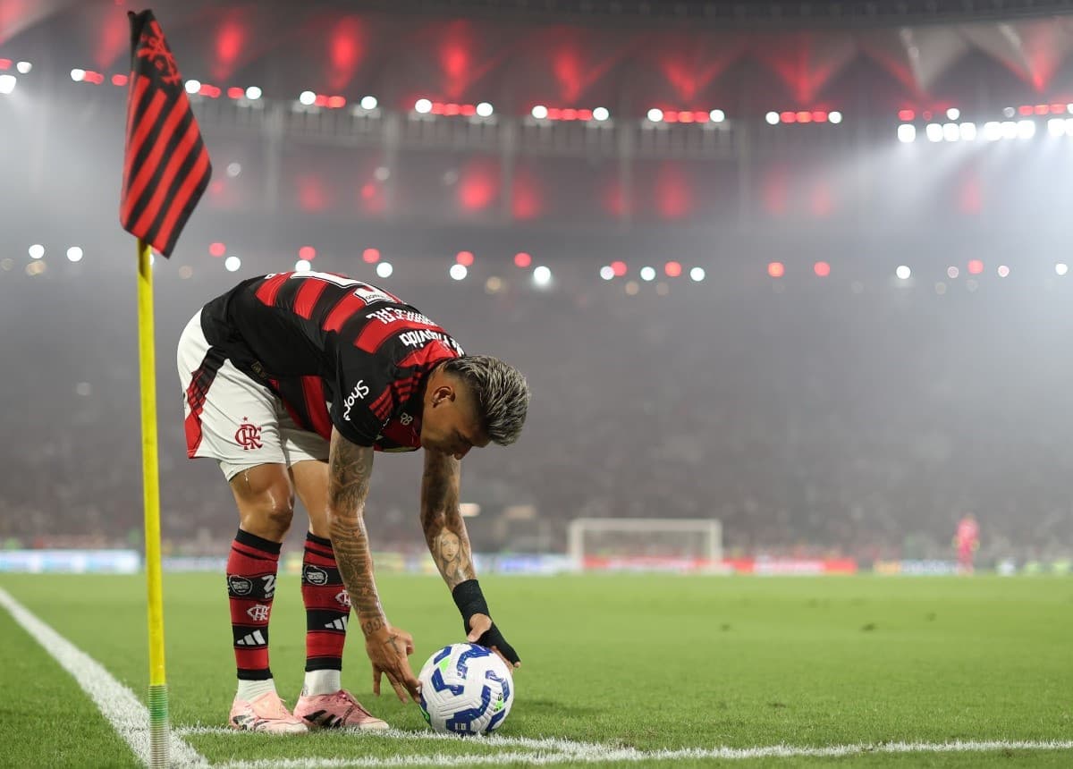 Carrascal prepara cobrança de escanteio no Maracanã