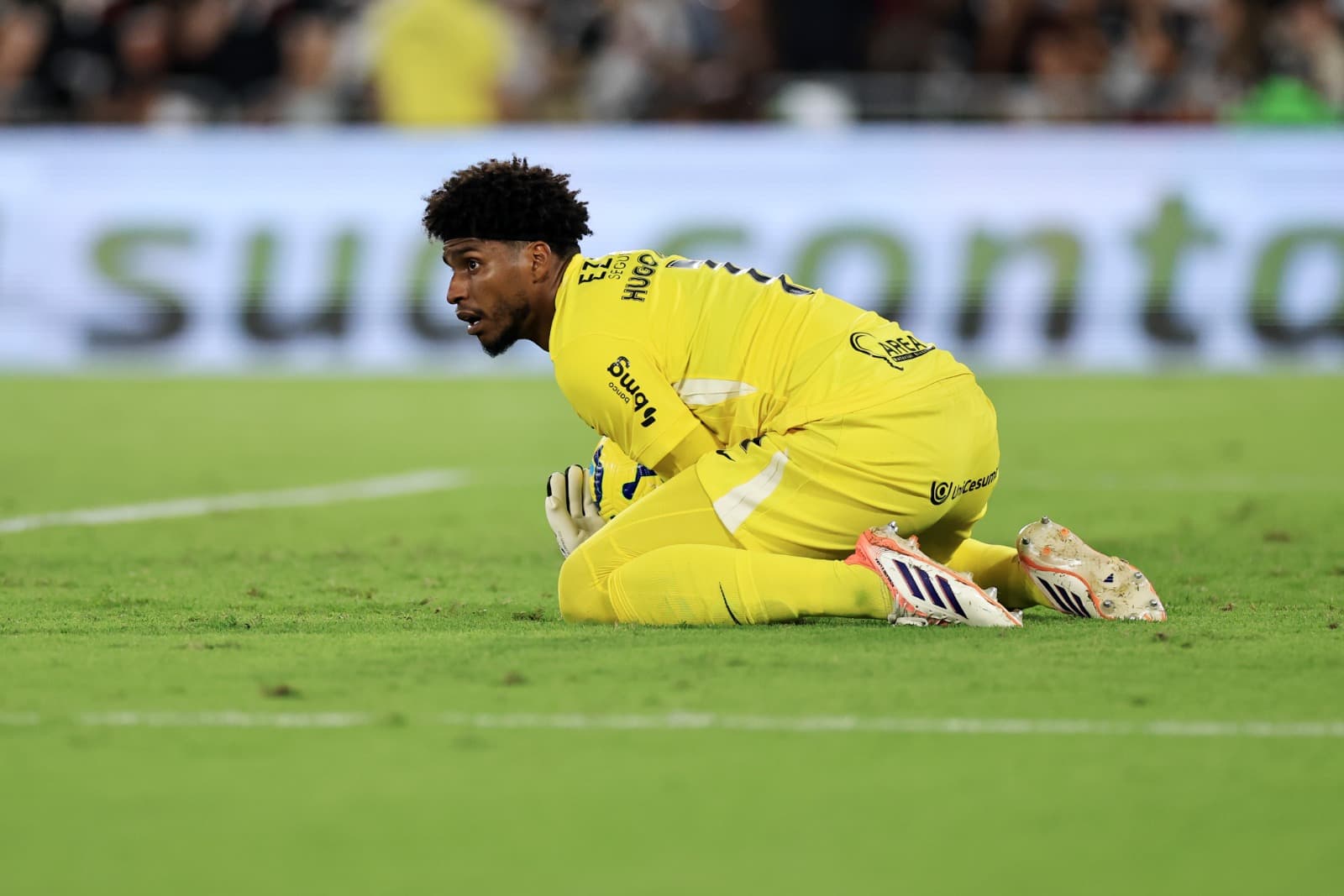 Hugo Souza, do Corinthians, faz uma defesa durante o jogo de volta da final da Copa do Brasil 2025 entre Corinthians e Vasco da Gama, no Estádio do Maracanã, em 21 de dezembro de 2025, no Rio de Janeiro, Brasil.