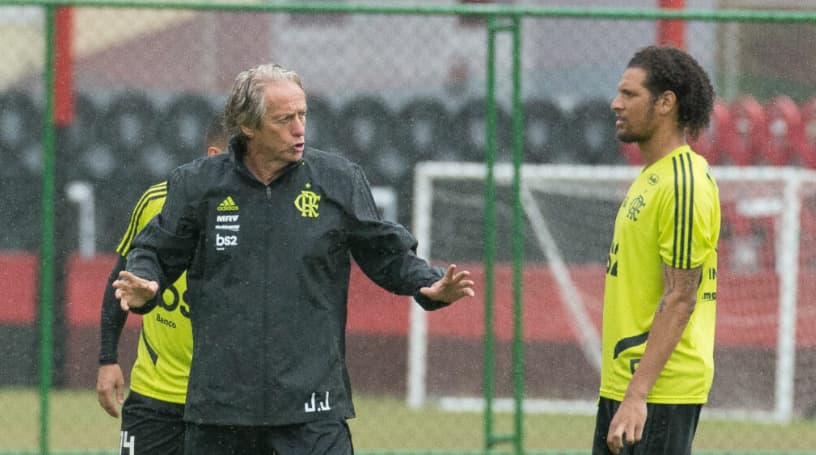Jorge Jesus dá instrução para Arão durante treino do Flamengo