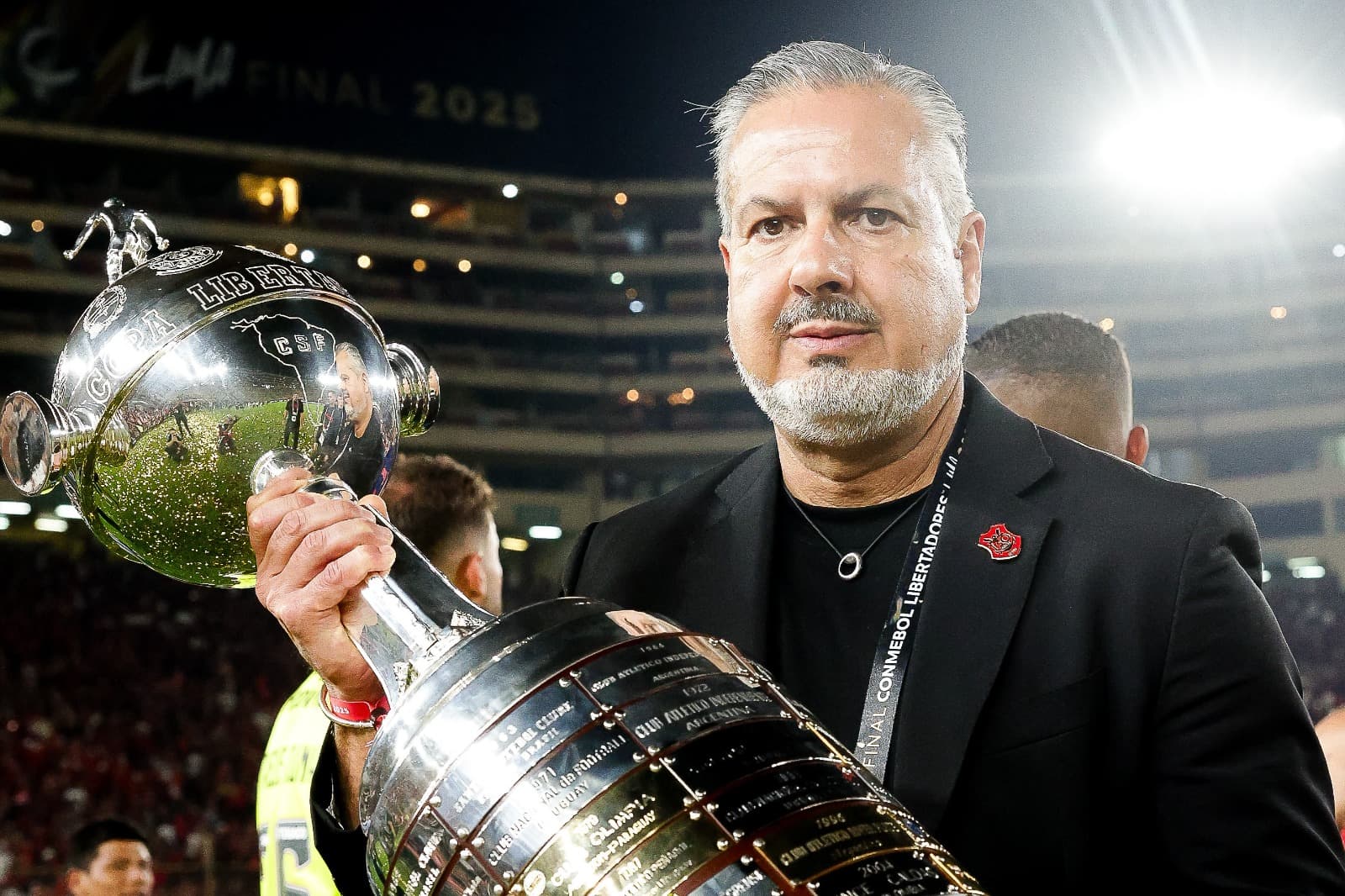 José Boto segura a taça da Libertadores após o tetracampeonato do Flamengo
