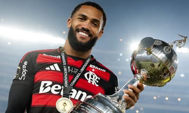 Juninho com medalha e taça da Libertadores