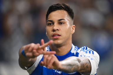 Kaio Jorge, do Cruzeiro, comemora após marcar o primeiro gol de seu time entre Cruzeiro e Flamengo, no Brasileirão 2025, no Estádio Mineirão, em 4 de maio de 2025, em Belo Horizonte, Brasil.