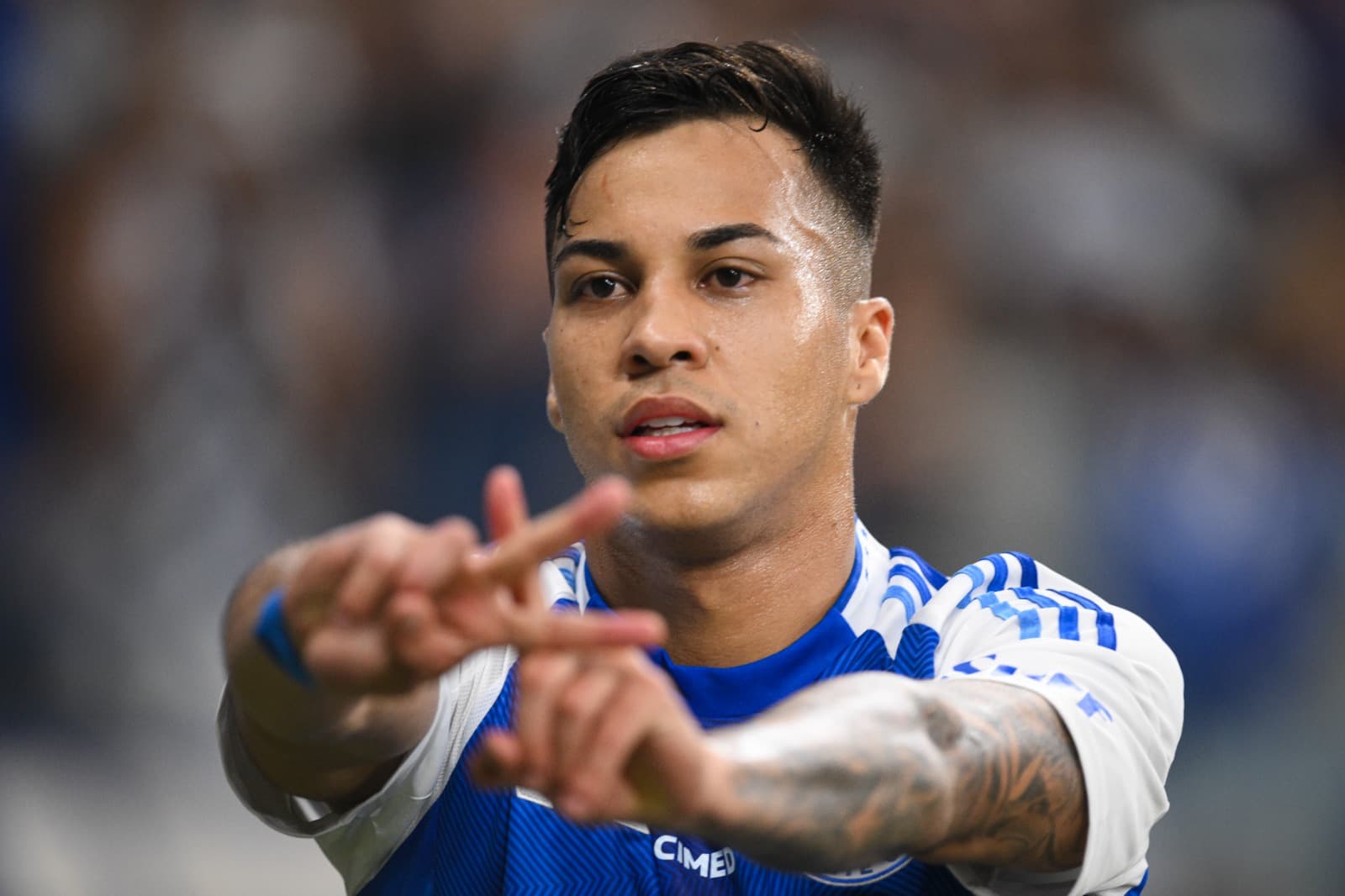 Kaio Jorge, do Cruzeiro, comemora após marcar o primeiro gol de seu time entre Cruzeiro e Flamengo, no Brasileirão 2025, no Estádio Mineirão, em 4 de maio de 2025, em Belo Horizonte, Brasil.