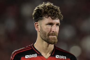 Léo Pereira parado olhando para frente antes de jogo do Flamengo