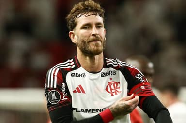 Léo Pereira coloca a faixa de capitão do Flamengo