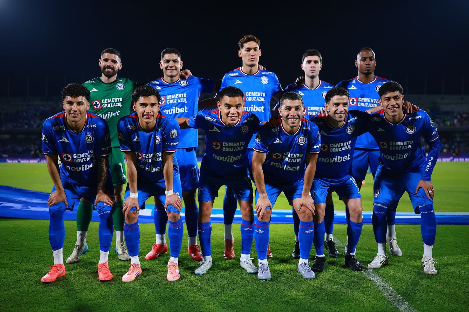 Time do Cruz Azul tira a foto pré-jogo antes da semifinal do Mexicano contra o Tigres