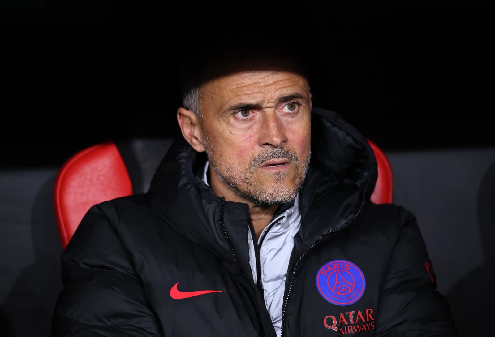 Luis Enrique sentado no banco de reserva do PSG