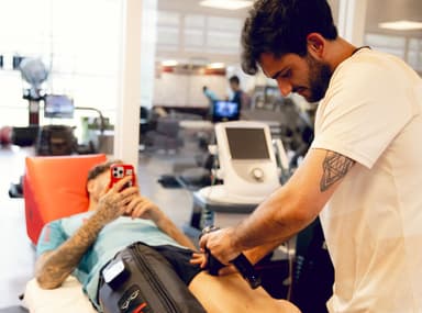 Léo Pereira faz tratamento na coxa esquerda no Ninho do Urubu