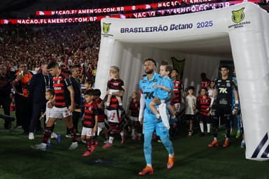 Neymar Jr, do Santos, entra em campo antes da partida entre Flamengo e Santos no Brasileirão 2025, no Estádio do Maracanã, em 9 de novembro de 2025, no Rio de Janeiro, Brasil.