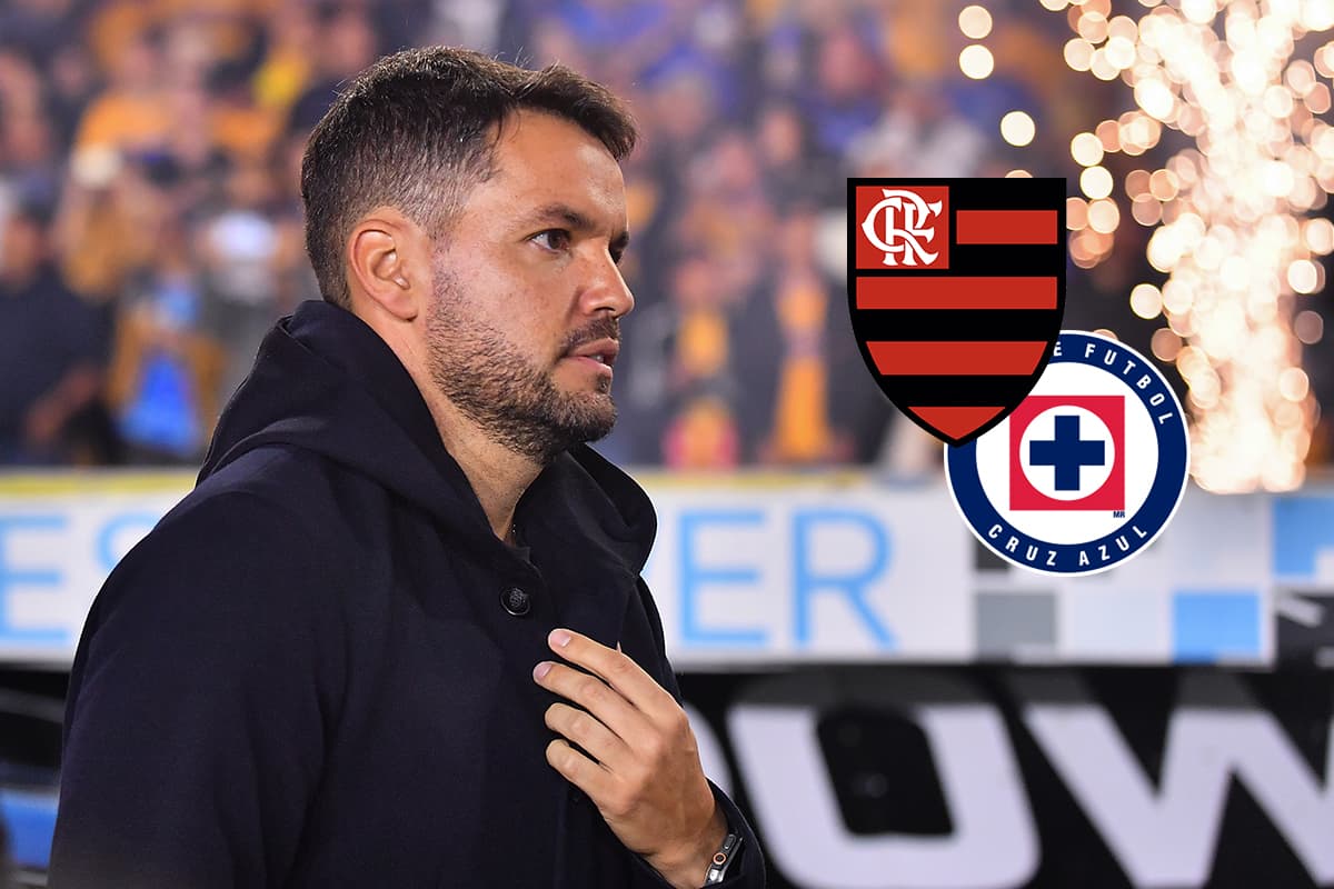 Nicolás Larcamón, técnico do Cruz Azul, ao lado do escudo do Flamengo e do Cruz Azul