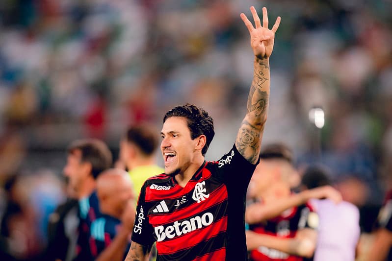Pedro faz o número 4 com a mão para celebrar o tetra da Libertadores do Flamengo