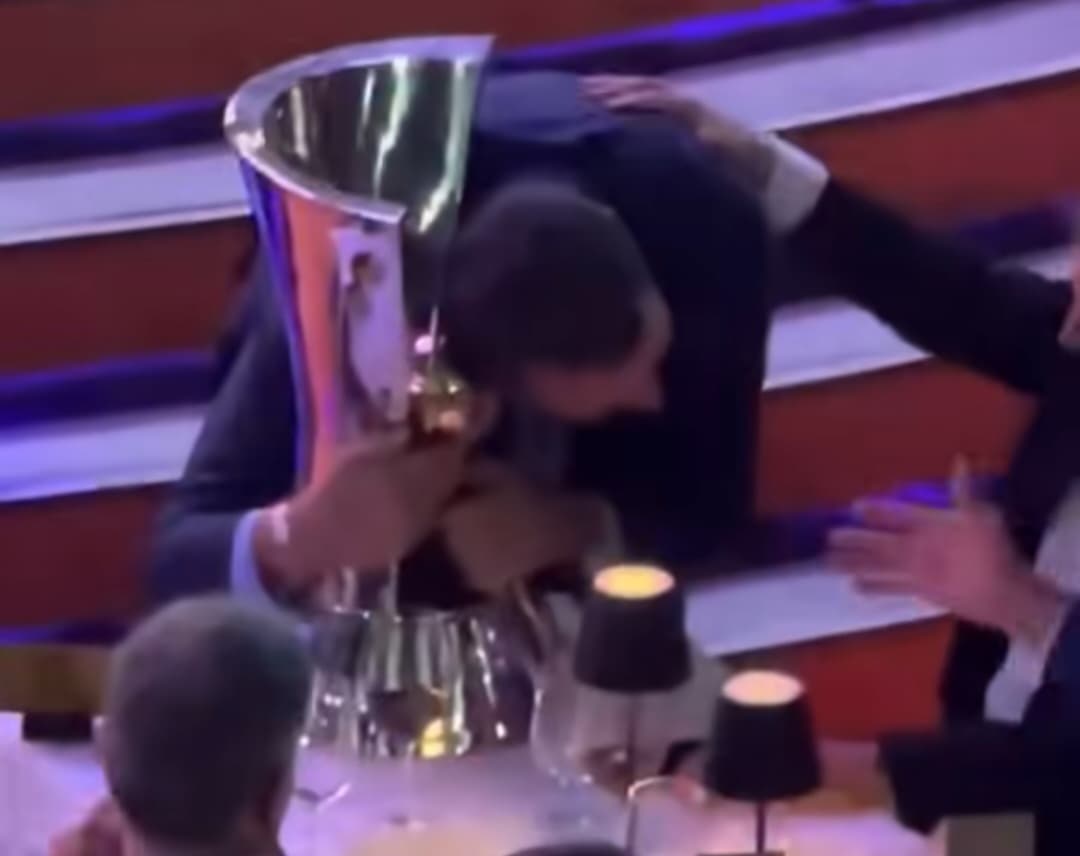 Presidente do Cruzeiro com taça do Flamengo