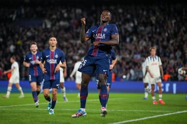 Nuno Mendes comemora gol pelo PSG