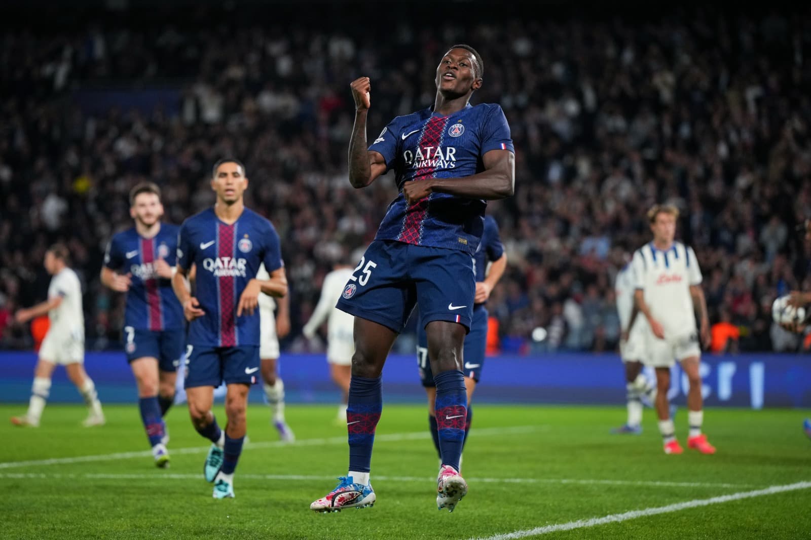 Nuno Mendes comemora gol pelo PSG