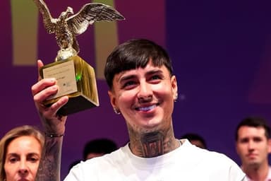 Erick Pulgar recebendo premiação no Chile