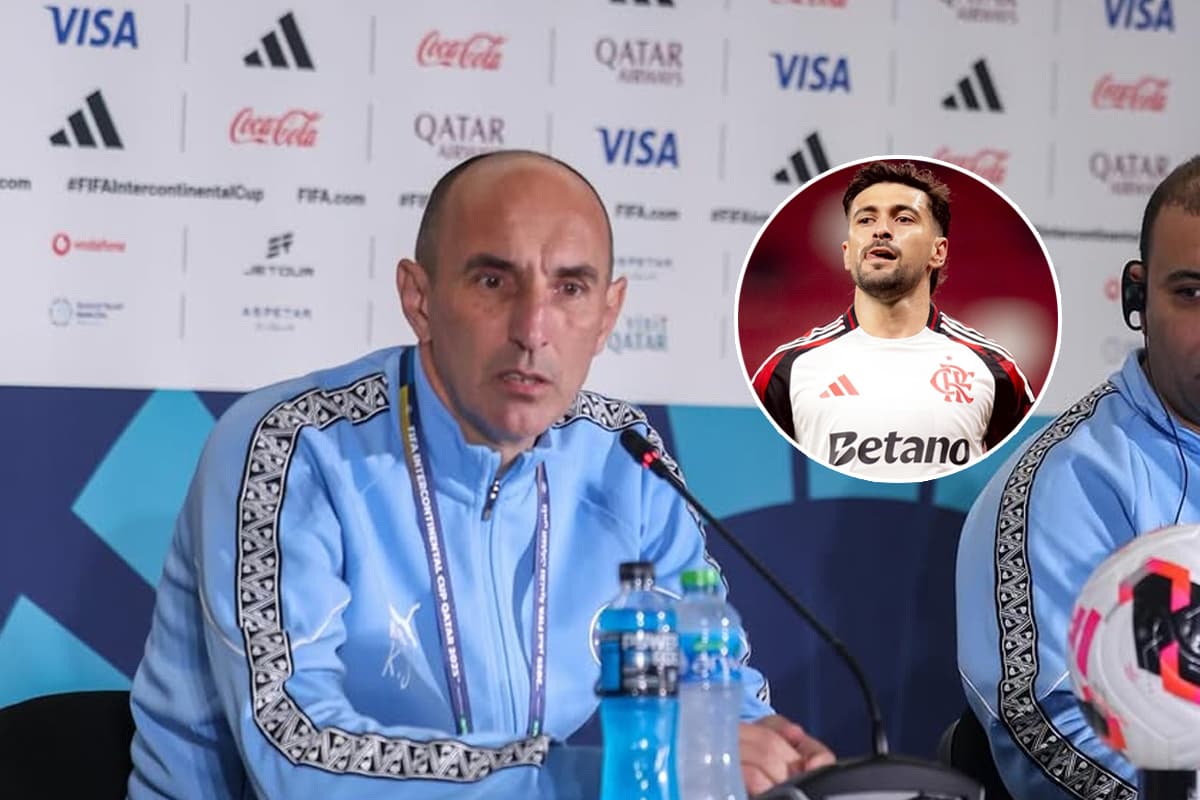 Krunoslav Jurcic, técnico do Pyramids, durante entrevista coletiva. Ao lado, foto de Arrascaeta, do Flamengo, comemorando gol contra Cruz Azul