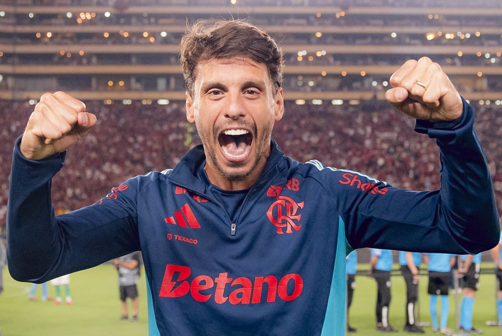 Rodrigo Caio celebra o título da Libertadores 2025 no gramado do Monumental