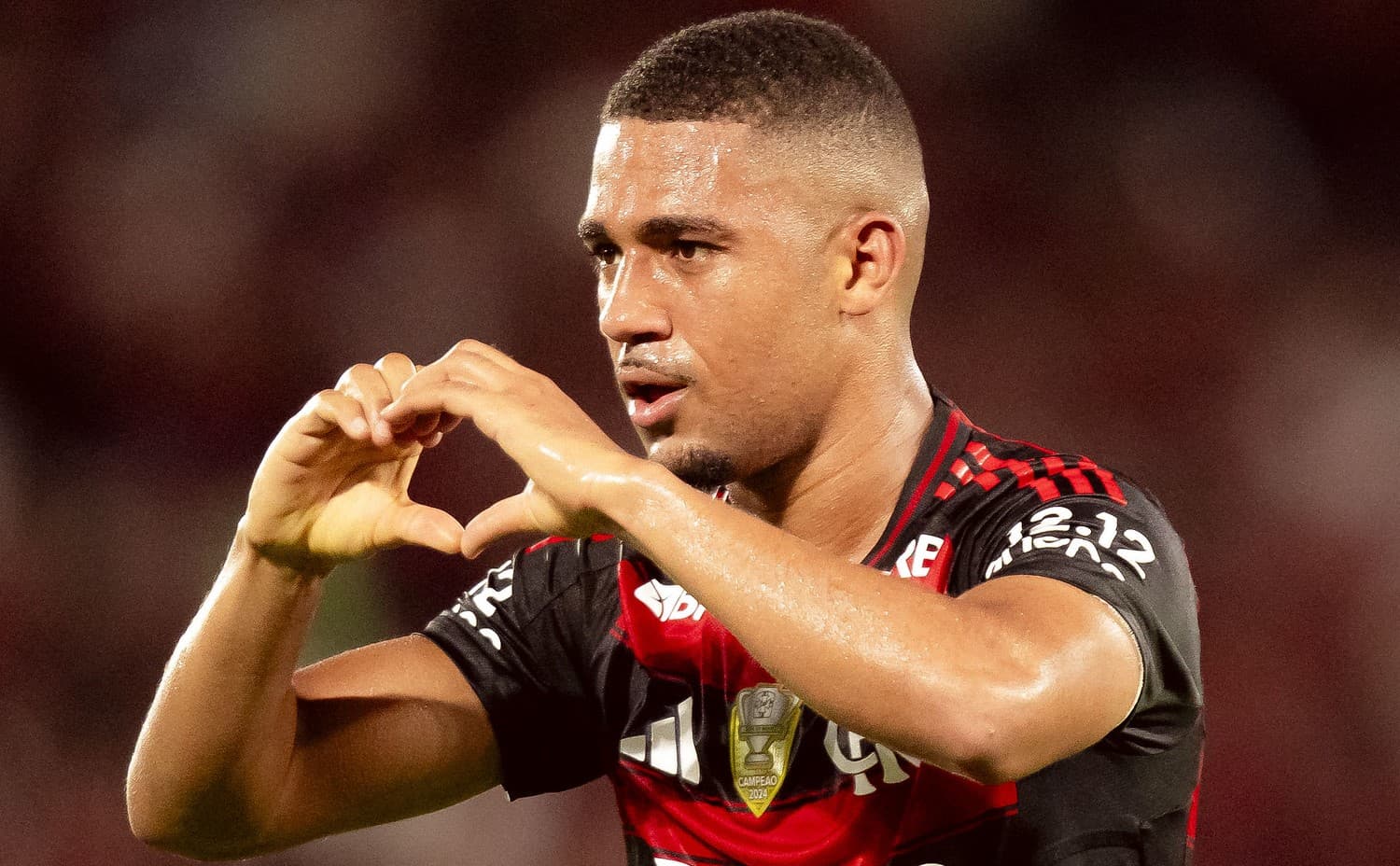 Samuel Lino faz um coração ao comemorar gol em Flamengo x Ceará