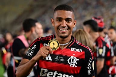 Samuel Lino sorri ao mostrar medalha de campeão da Libertadores