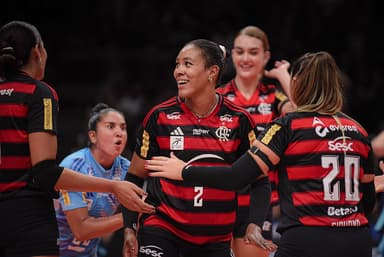Simone Lee e jogadoras do Sesc Flamengo comemoram ponto