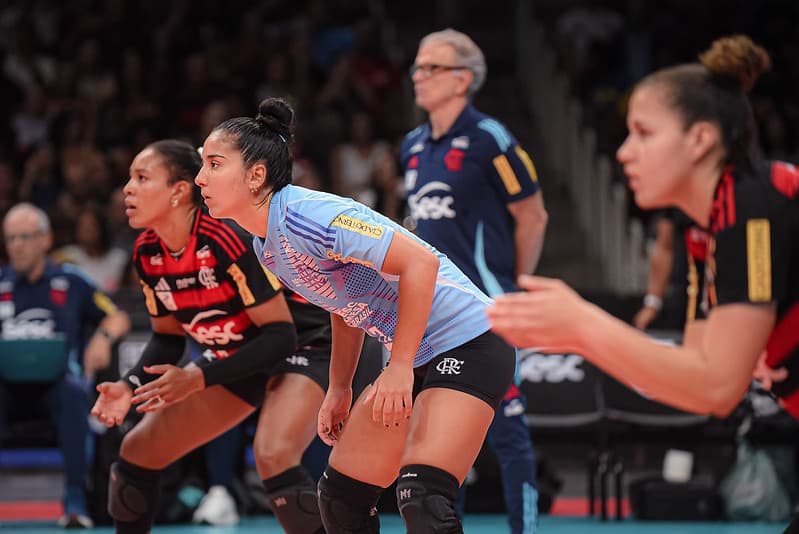 Simone Lee, Laís e Karina foram a  linha de passe do Sesc Flamengo e aguardam saque rival; ao fundo, Bernardinho observa