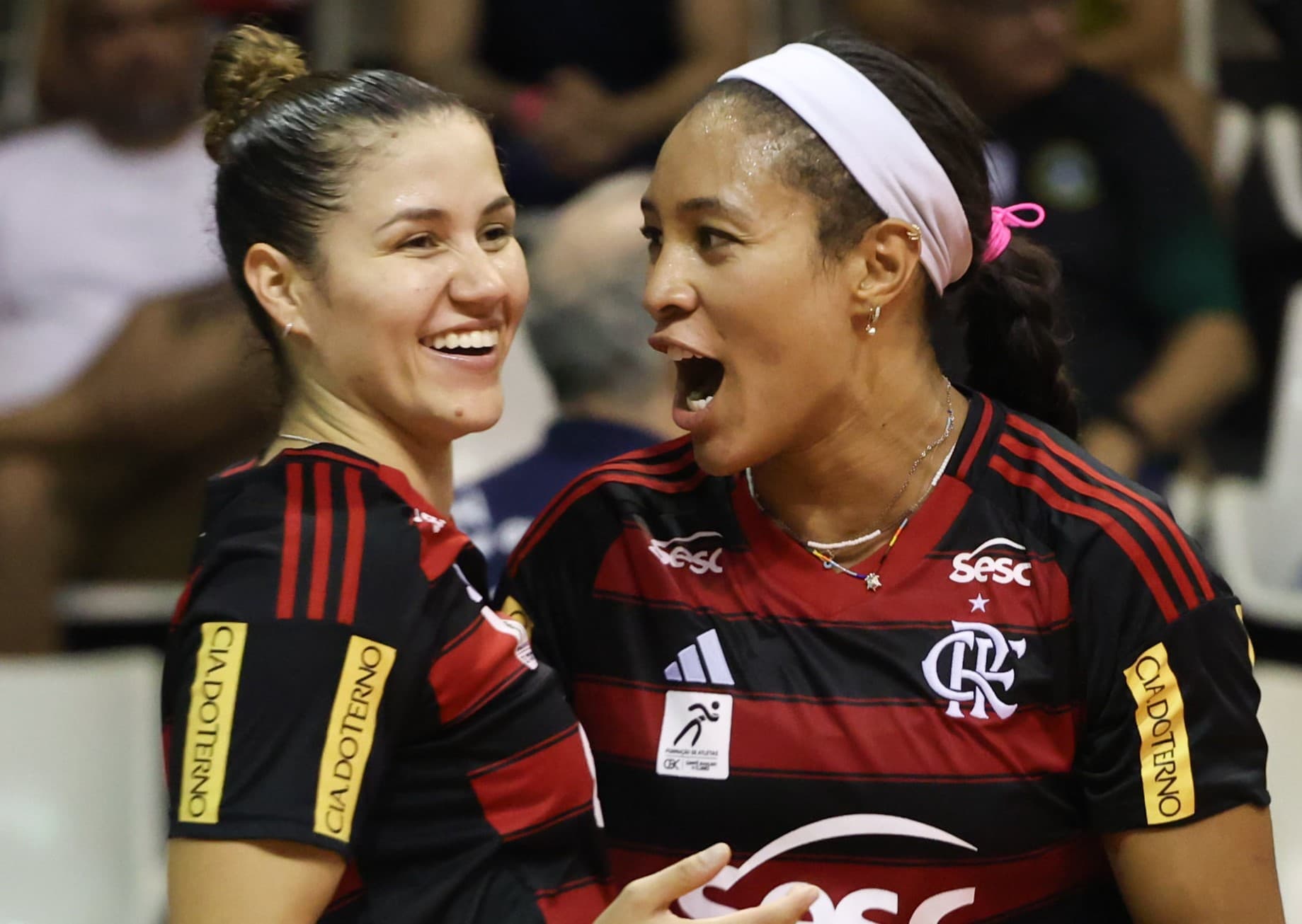 Simone Lee e Karina Souza comemora ponto do Sesc Flamengo