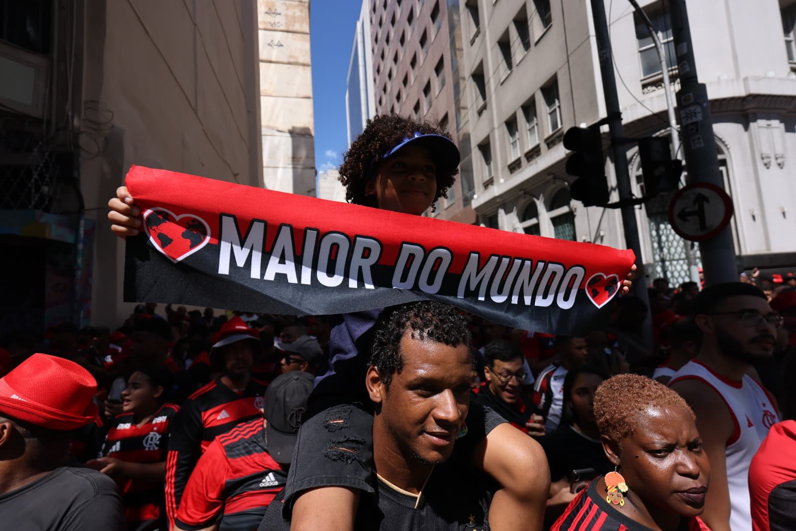 Um torcedor do Flamengo comemora durante as comemorações um dia após o Flamengo vencer a Copa CONMEBOL Libertadores de 2025, em 30 de novembro de 2025, no Rio de Janeiro, Brasil. O Flamengo conquistou sua quarta Copa Libertadores com uma vitória por 1 a 0