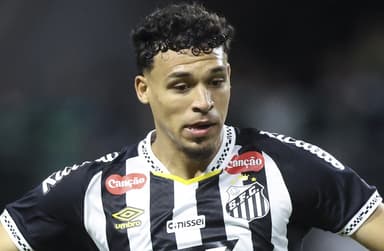 Victor Hugo em campo pelo Santos