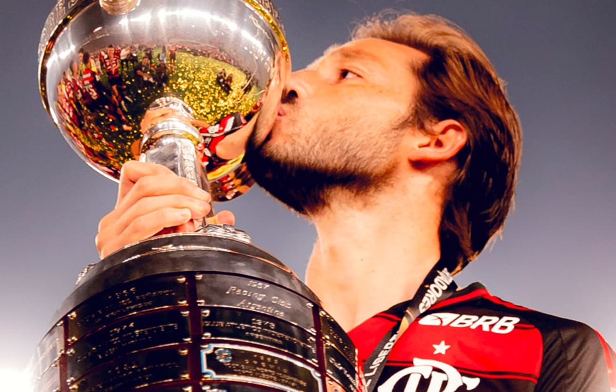 Viña levantando troféu da Libertadores pelo Flamengo