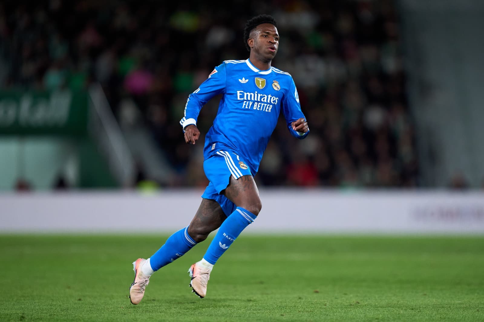 Vinicius Junior, do Real Madrid, em ação durante a partida da LaLiga EA Sports entre Elche CF e Real Madrid CF, no Estádio Manuel Martinez Valero, em 23 de novembro de 2025, em Elche, Espanha.