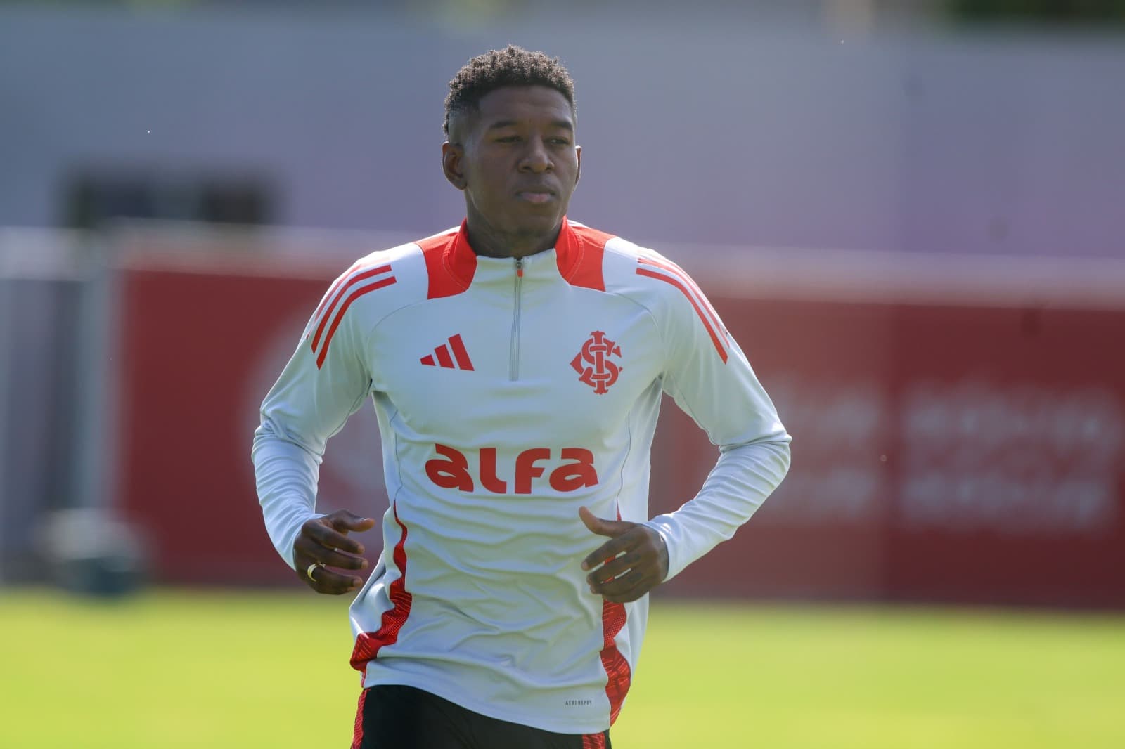Vitão, alvo do Flamengo, em treino do Internacional