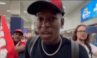 Vitão desembarca no Rio para assinar com o Flamengo