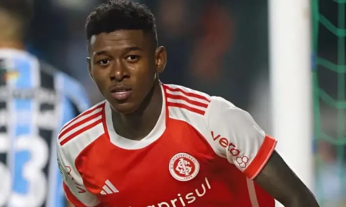 Vitão comemora gol pelo Internacional sobre o Grêmio