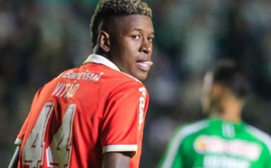 Vitão, zagueiro do Internacional contra o Juventude; Flamengo quer defensor