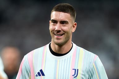 Vlahovic sorri durante aquecimento da Juventus