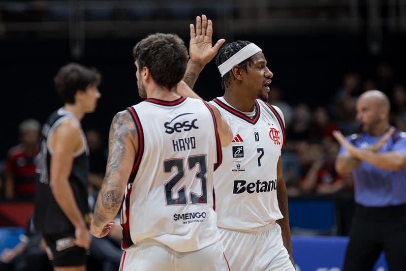 Jhonatan Luz e Kayo Gonçalves em jogo do FlaBasquete