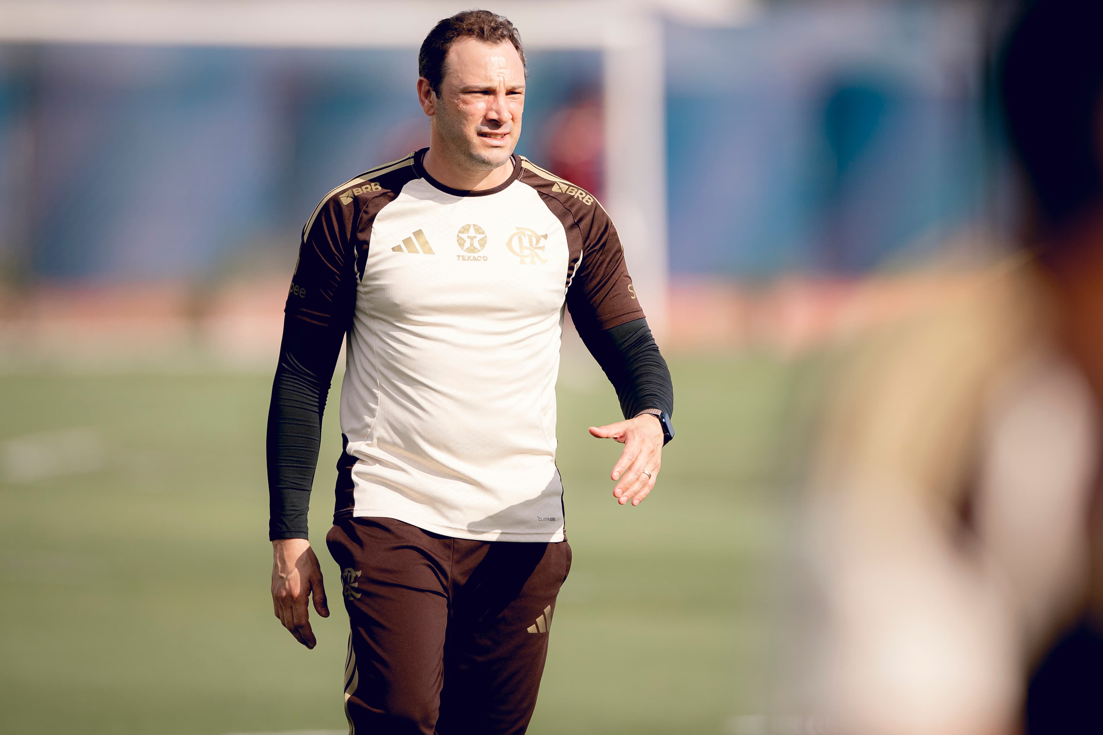 Bruno Pivetti comandou mais um treino do Flamengo, mas com atraso nesta segunda