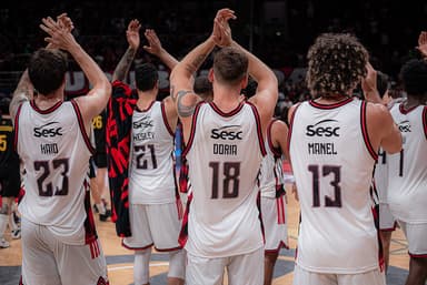 Time do FlaBasquete aplaude torcida do Flamengo no Maracanãzinho