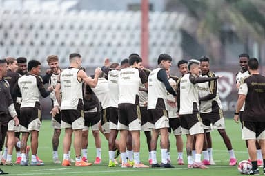 Jogadores do Flamengo durante treino antes da estreia no Brasileirão