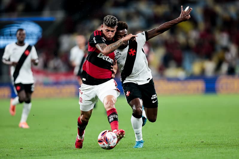 Jorge Carrascal em dividida durante jogo do Flamengo contra o Vasco