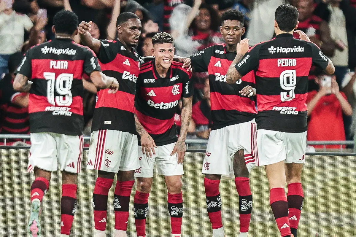 Carrascal comemora gol com companheiros de Flamengo