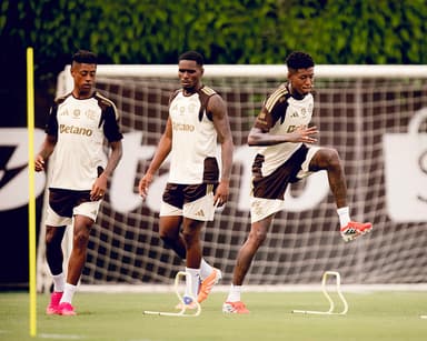 Vitão, Bruno Henrique e Evertton Araújo durante treino físico no Ninho do Urubu