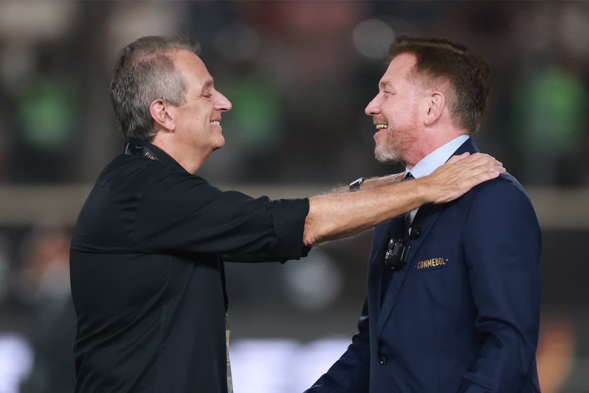 Alejandro Domínguez ao lado de Bap depois do título do Flamengo na Libertadores 2025