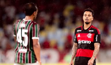 Allan, do Flamengo, em jogo do Fluminense; Lima na sua frente