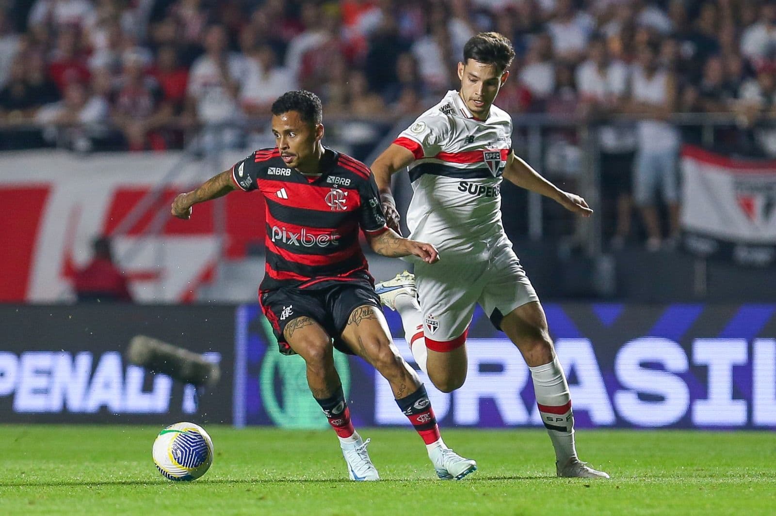 Allan, do Flamengo, conduz a bola contra Damian Bobadilla, do São Paulo, durante a partida entre São Paulo e Flamengo no estádio MorumBIS, em 3 de agosto de 2024, em São Paulo, Brasil.