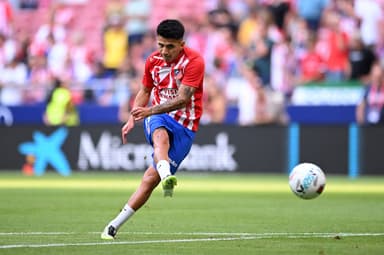 Thiago Almada, do Atlético de Madrid, aquece antes da partida da LaLiga EA Sports entre Atlético de Madrid e Elche CF no Wanda Metropolitano, em 23 de agosto de 2025, em Madrid, Espanha.